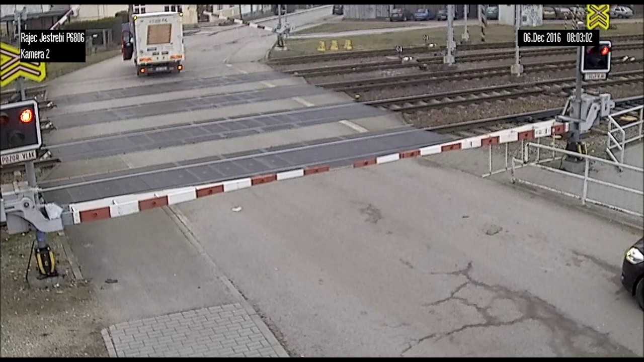 Dodávka na železničním přejezdu v Rájci-Jestřebí