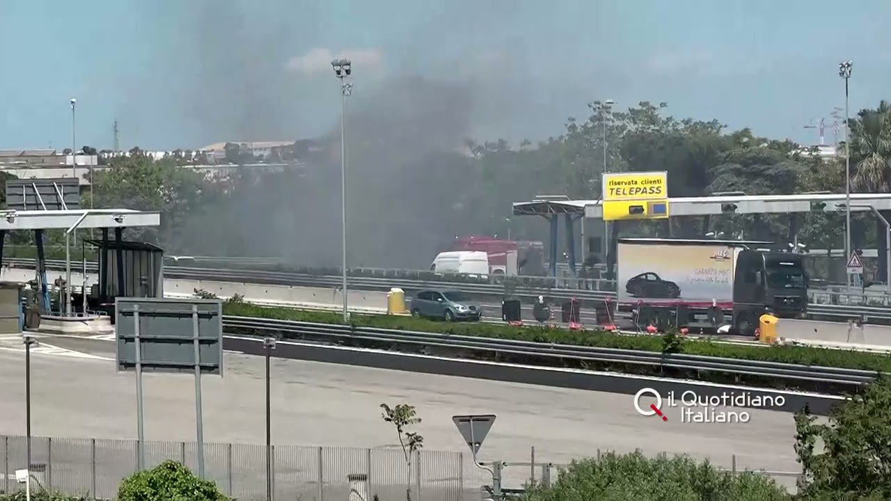 Tir in fiamme al casello Bari Nord: panico in autostrada