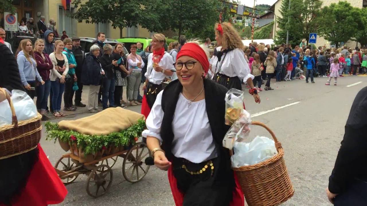 Freischaren Seengen 2016 Umzug Marketenderinnen