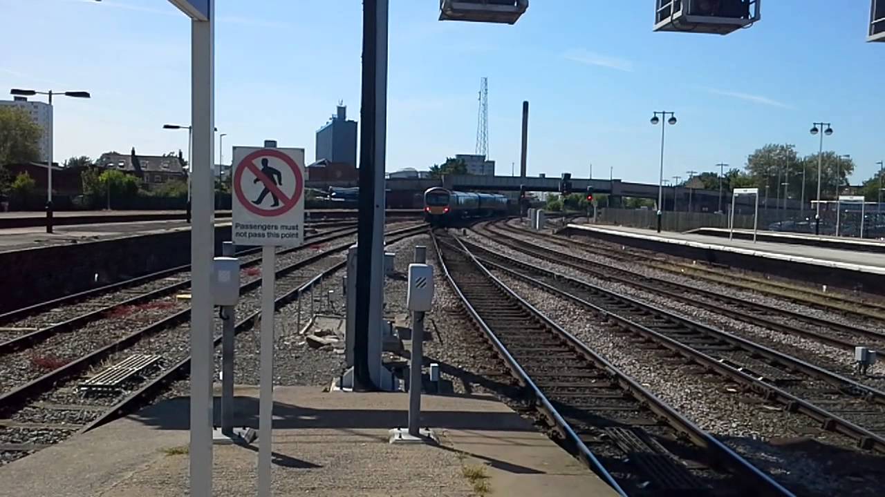 Trains at: Hull Paragon, 10/06/15