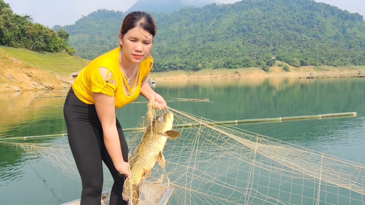The lake rises the girl to the net overnight to catch fish.