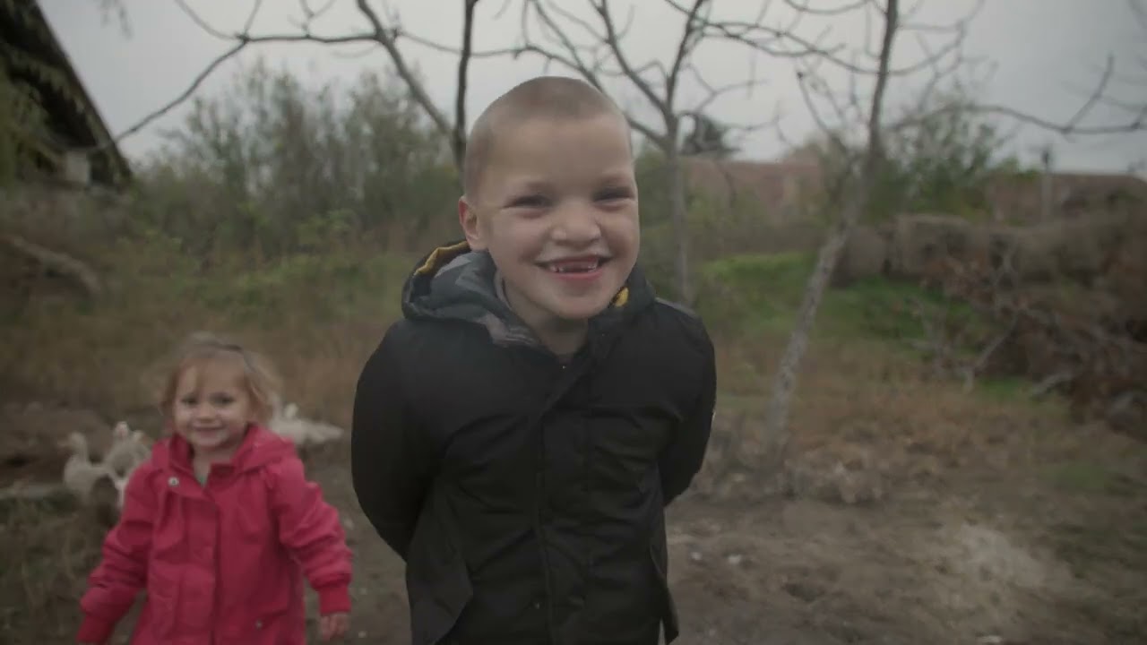 Мали Оги (7) уместо божићних пакетића добија камење!