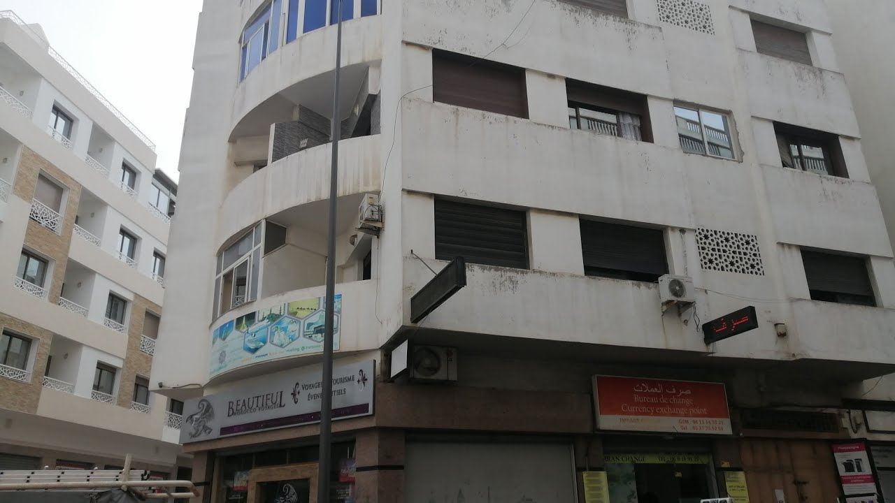 شقة للبيع بحسان مدينة الرباط🏢الطابق الأول، ثلاتة غرف وصالةوسيجور،مباشرة على الشارع👍❤️