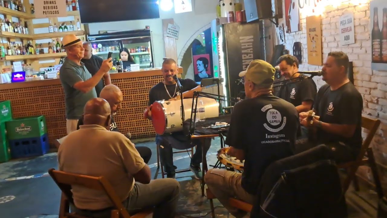 Sextou com meus pais no ohmadalena bar para ouvir meus amigos do Grupo Toca do samba .parte 6