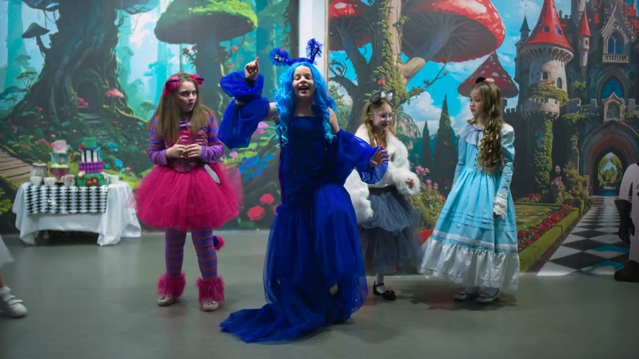 Alice in Wonderland junior