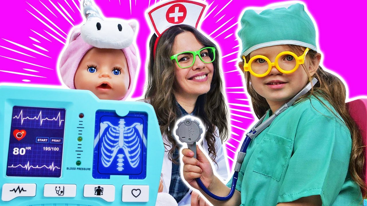 La dottoressa dei giocattoli Lina cura la sua bambola Maya. Giochi del dottore per i bambini piccoli