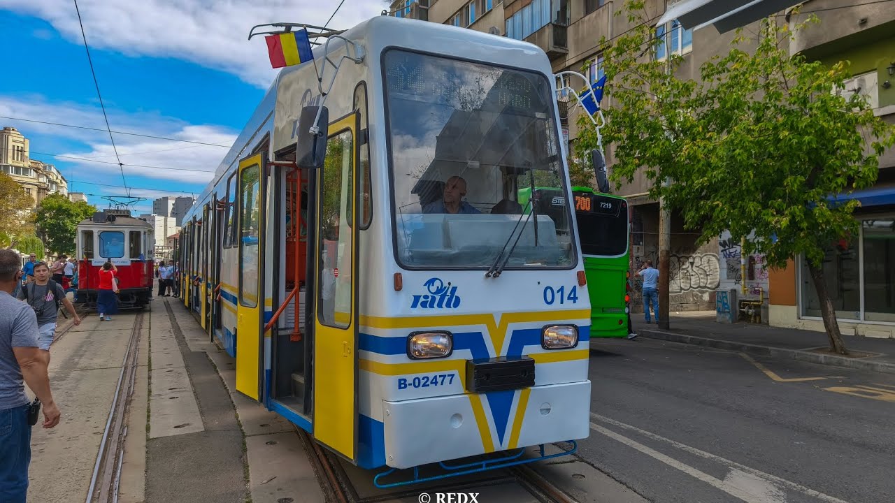 Tramvaiul V3A-93M-EPC 014 efectuează stația 