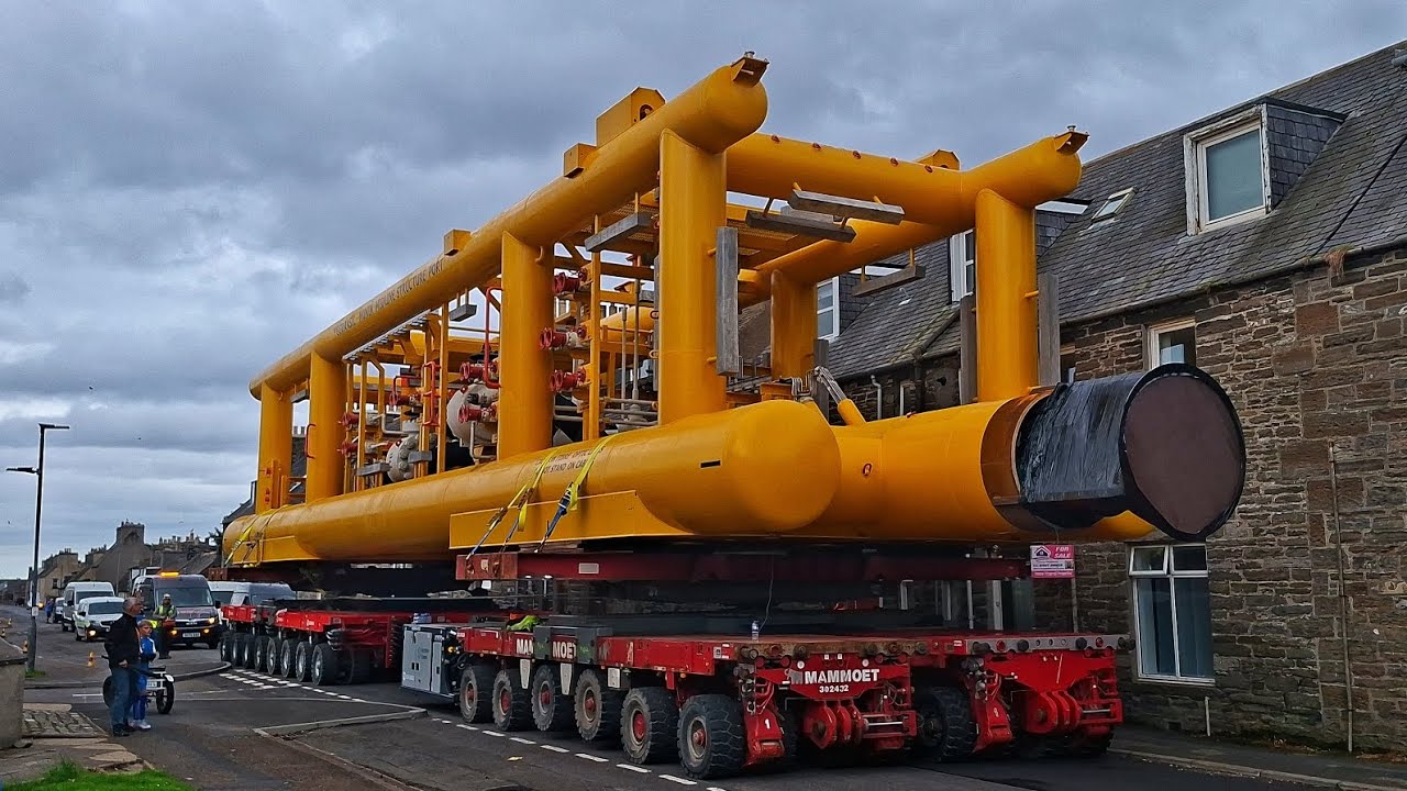 Massive Towhead going throw streets of Wick 15/06/25
