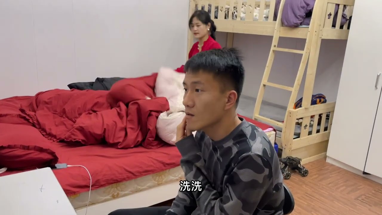 小兵偷吃槟榔被爸爸打，进屋找兵嫂算账，俩人搏斗一番，最终分居