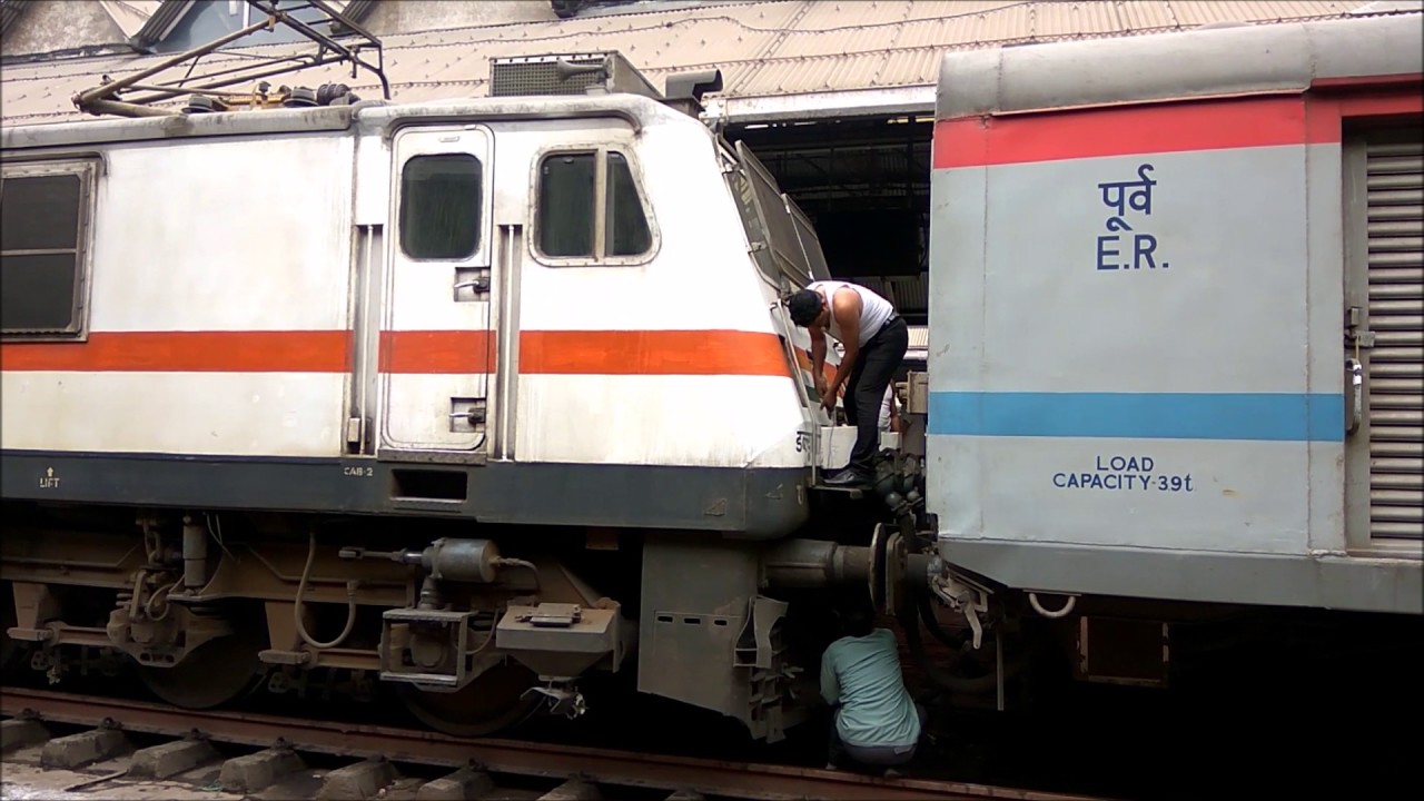Прибытие Express Rajdhani || Де-сцепление на станции Howrah. Его очень трудная работа.