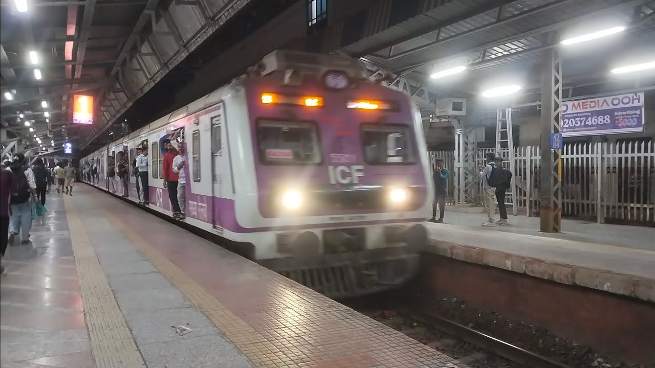 Mumbai night local train video rush public travel | Diva junction railway station night train video 