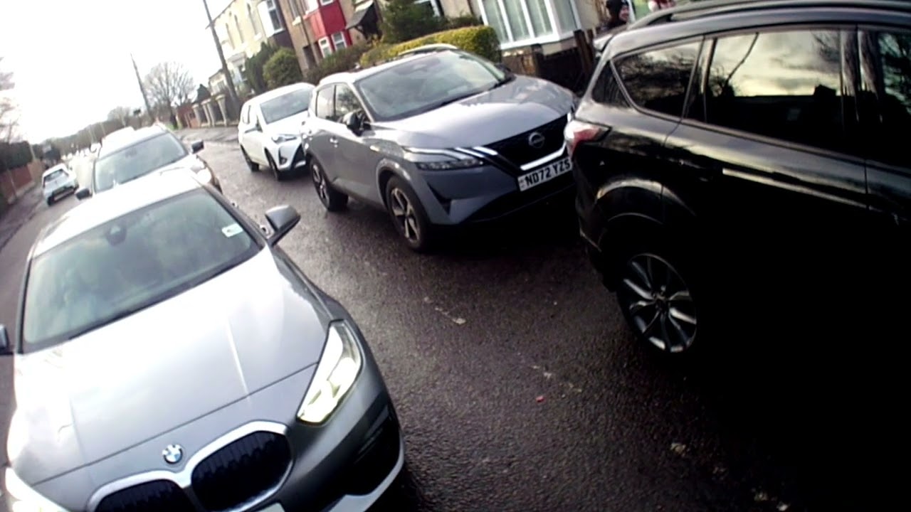 BMW 118 (YH22 LDL)