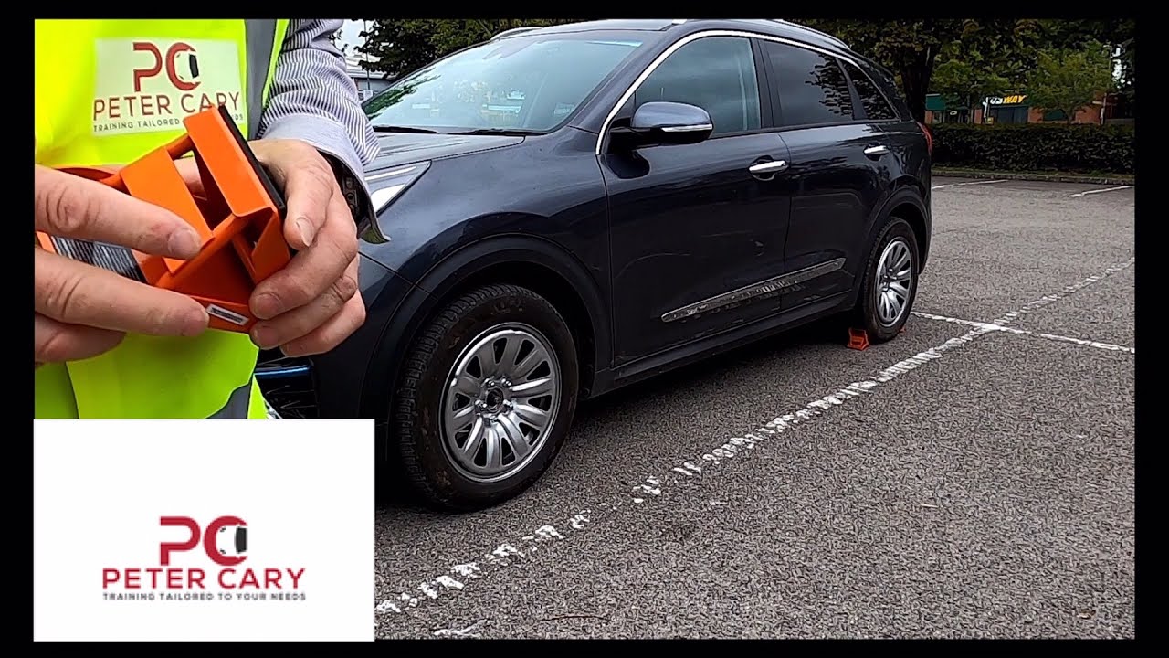Safely jacking an eNiro up using a scissor jack and fitting genuine Kia mud flaps