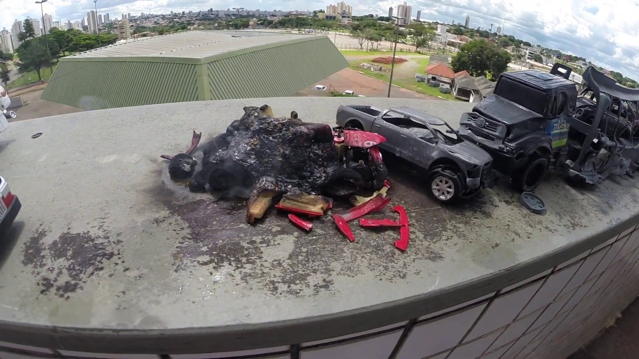 Brinquedos para Crianças / Acidente com um Carro de Bombeiros e Carreta Cegonha Pegando Fogo