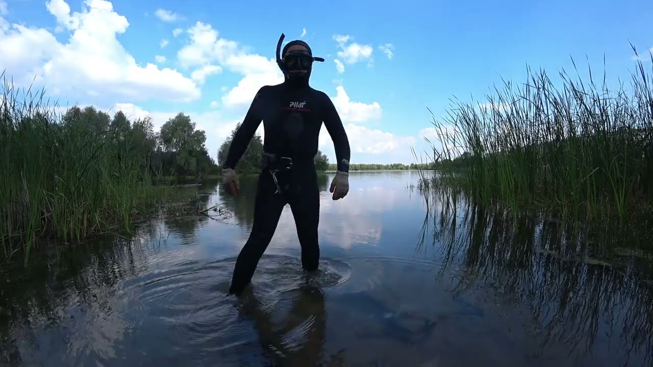 Нырнул за блесной, а вытащил это/Подводные кадры озера в летний зной