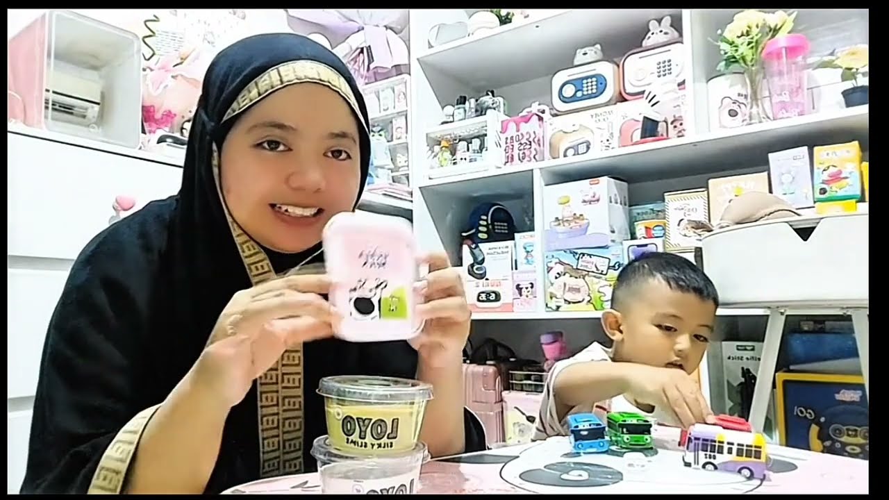 BELAJAR MELATIH MOTORK HALUS PADA ANAK MELALUI SLIME BERWARNA HIJAU, PUTIH DAN PINK || BUNDA & KAKA