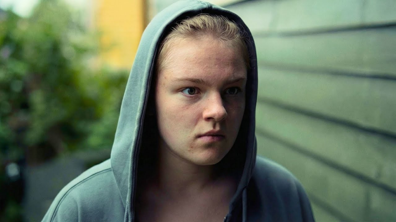 18-летняя одинокая уборщица убеждает незнакомца с амнезией, что они пара и приводит его к себе домой