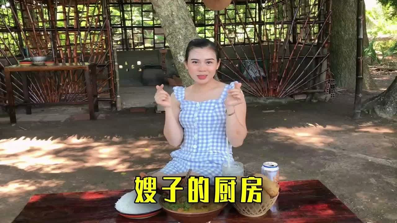 表嫂捉了几条小鱼，搭配红薯芋头熬成汤，健康美味又营养