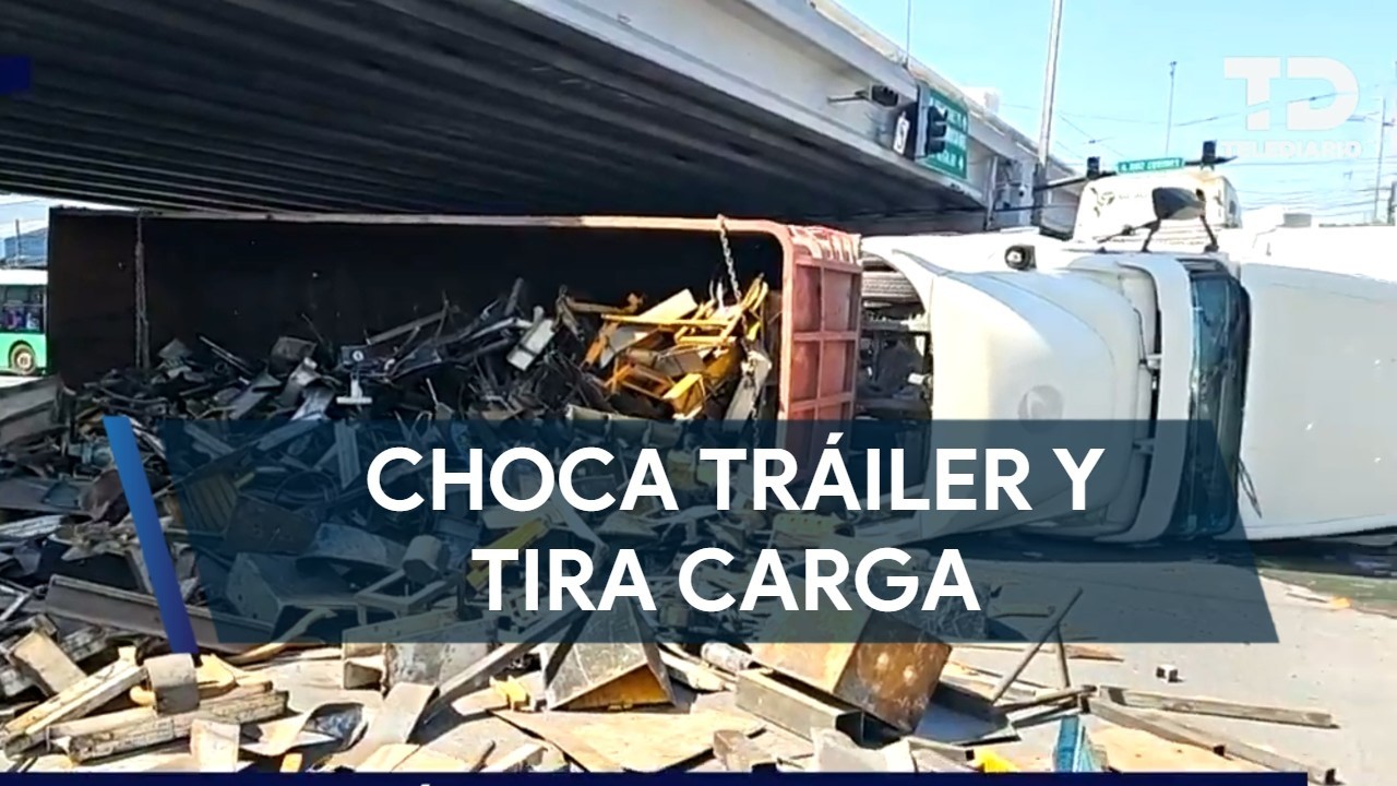Vuelca tráiler con chatarra en la avenida Churubusco en San Nicolás