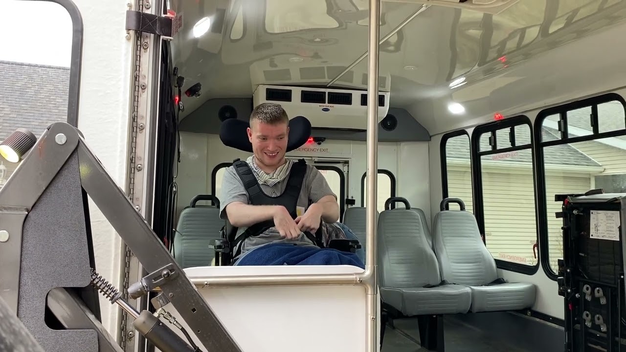 Водитель автобуса Bata Кей забирает Сэма в IFS и отвозит его домой 3.10.26 @onthatnote