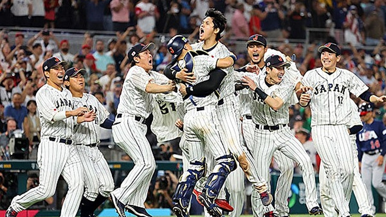 侍ジャパンは逆転勝利で韓国を破り、2連勝を飾った。鈴木誠也が2本のホームランを放ち、大谷翔平と吉田正尚もホームランを放った。