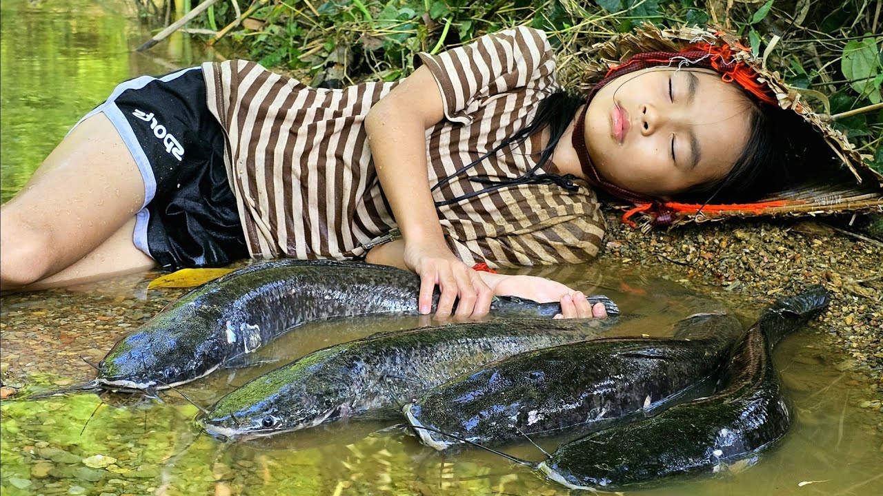FULL VIDEO: Orphan Girl - meets giant Fish & Ancient Way of Catching Fish to Sell for a Living