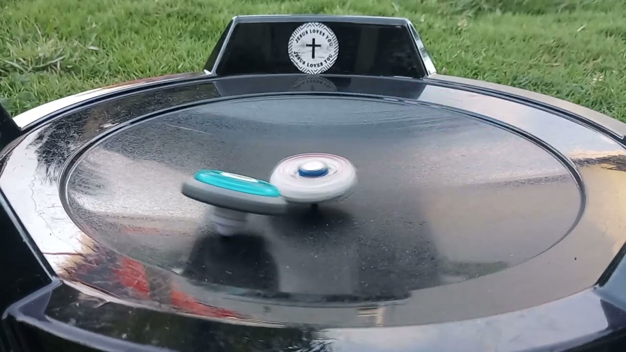 Beyblade Lightning L-Drago 100HF vs Rock Leone 145WB