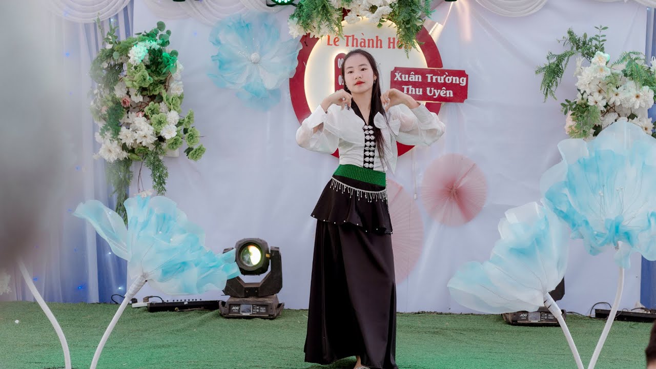 Em Gái Xinh Đẹp Với Vũ Điệu Hót Top Top - Bản Hẹo Chiềng Sinh