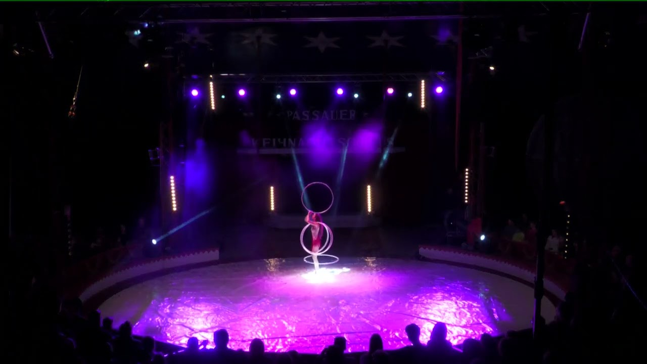 Nathalie Enoch Fröchte - Hula Hoop Passauer Weihnachtszirkus 2022/2023