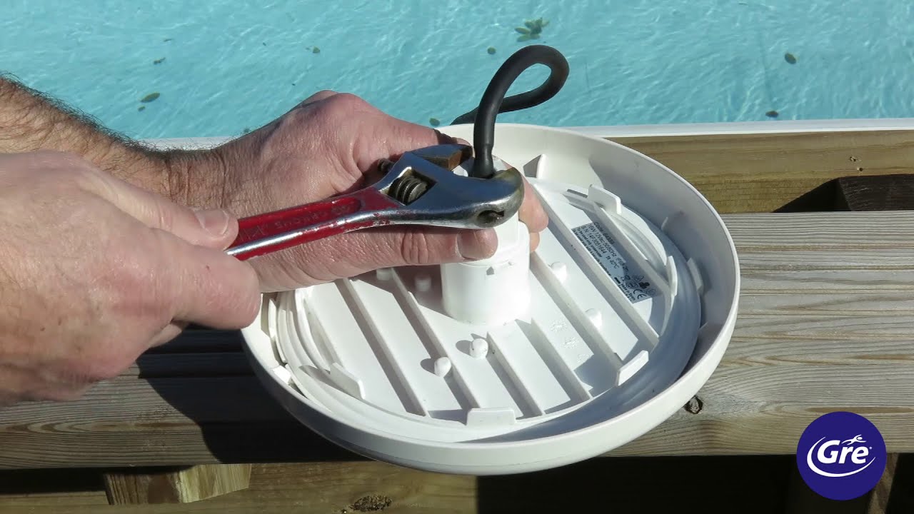 Installation un projecteur LED dans la piscine