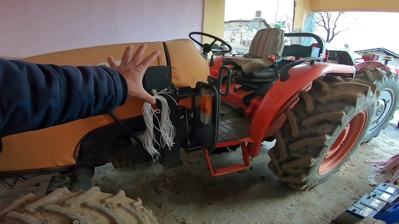 100 Dönüm Yeri Olan Bahçecinin Traktör ve Ekipman Parkı