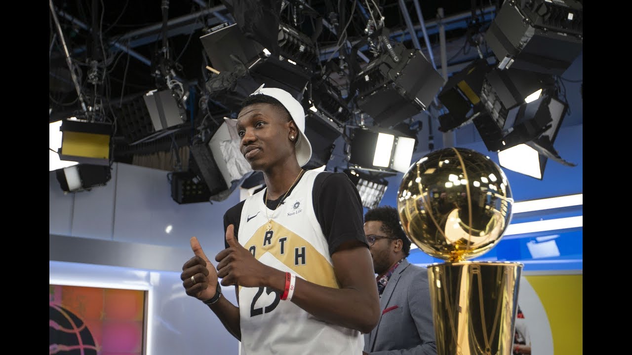 Le Raptor Chris Boucher de passage à Montréal