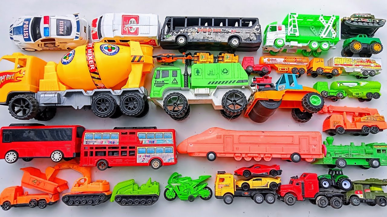 Menemukan Mainan Mobil Balap, Truk Sampah, Ambulan, Excavator, Truk Pasir, Bus Telolet, Truk Molen