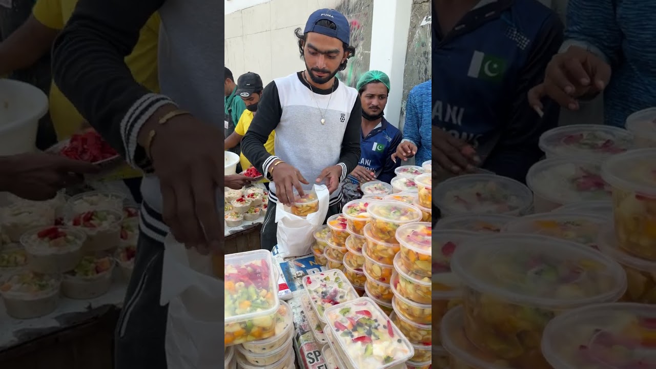 Huge Quantity Fruit Chaat Selling In Ramazan | Pehlwan Fruit Chaat | 40 Years Old In Karachi 