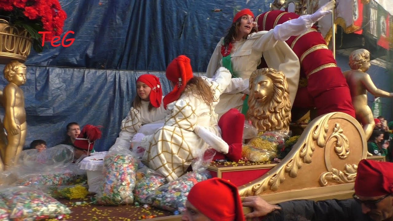 Il corteo storico attraversa il Borghetto - Carnevale Ivrea 2024