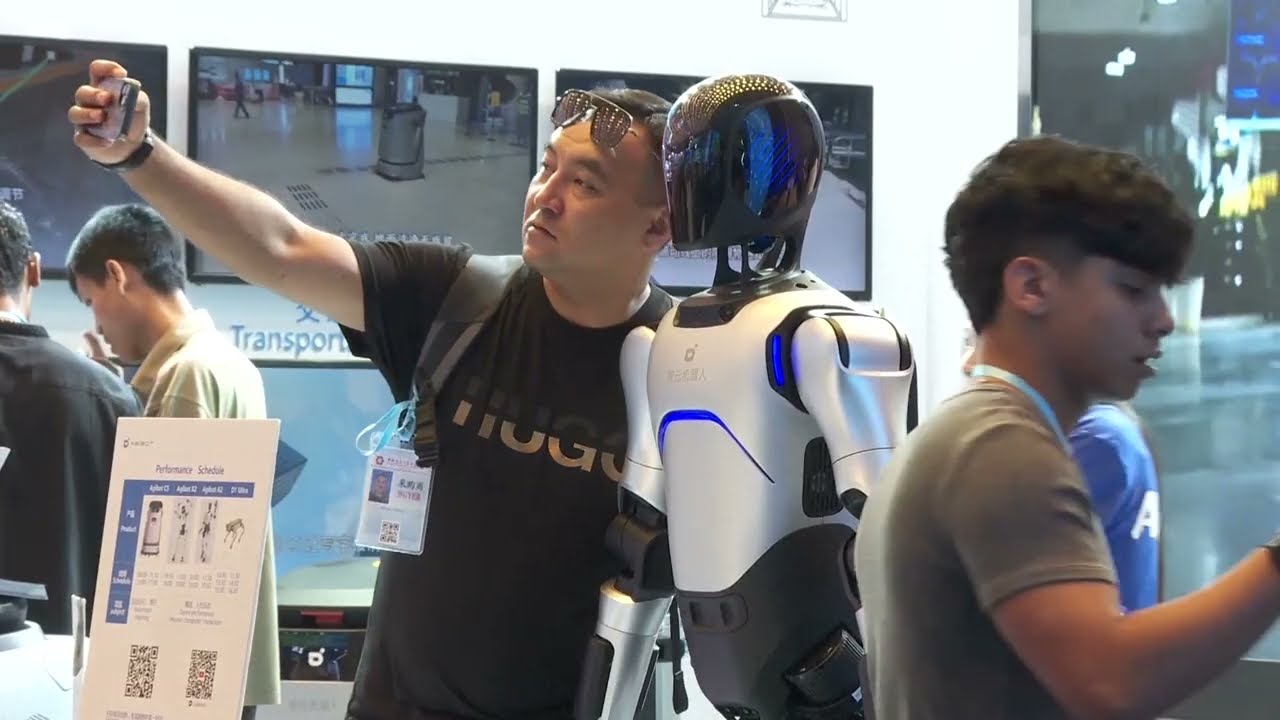 🤖Service robots became a hit at the first stage of the Canton Fair.