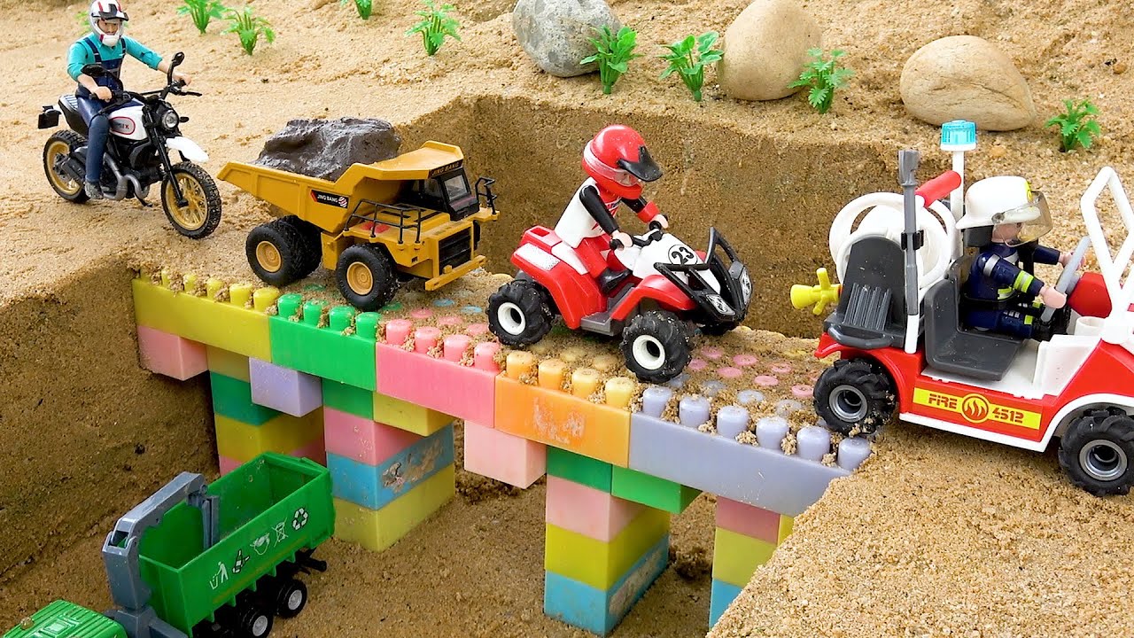 工程車輛、起重機用彩色塊建造橋樑|兒童玩具車的集合