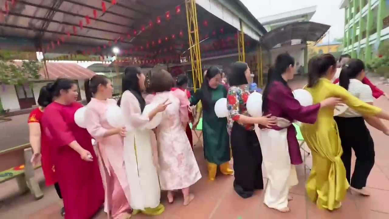 Không khí vui nhộn của các cô giáo trong trò chơi kẹp bóng – Chào mừng ngày 8/3