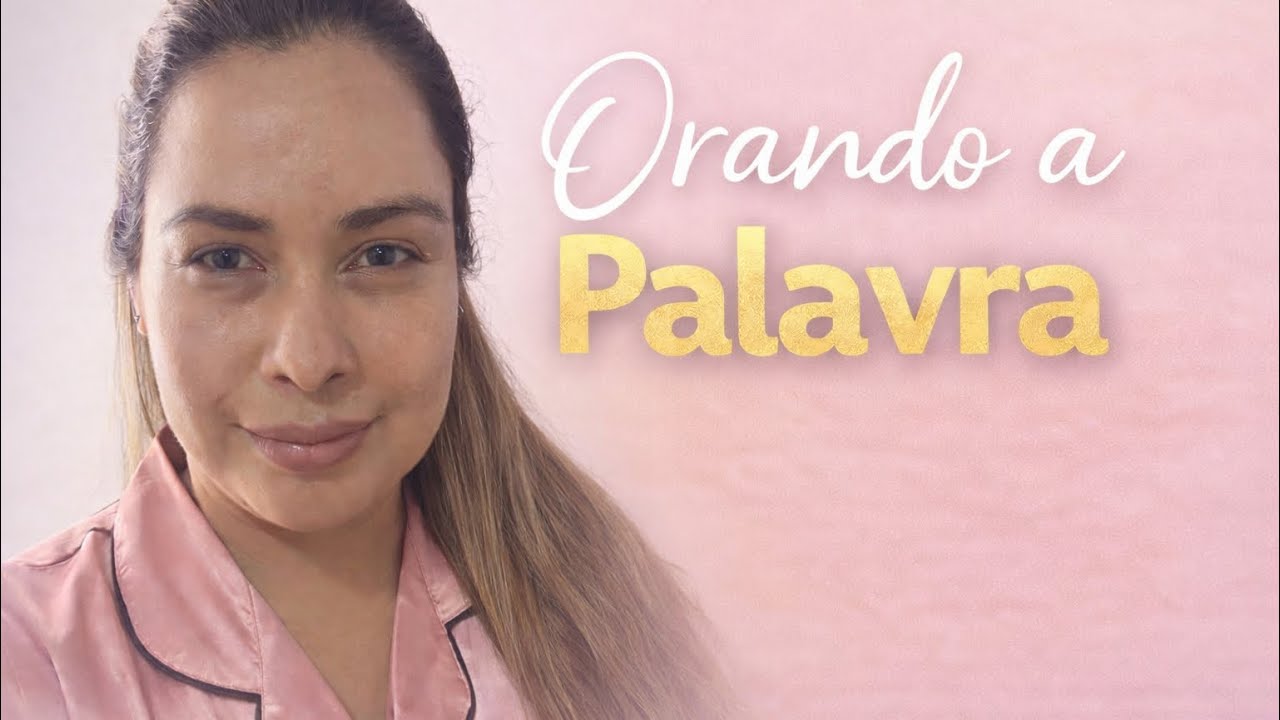 Lendo uma página do Livro Orando a Palavra +orando a Palavra na prática 