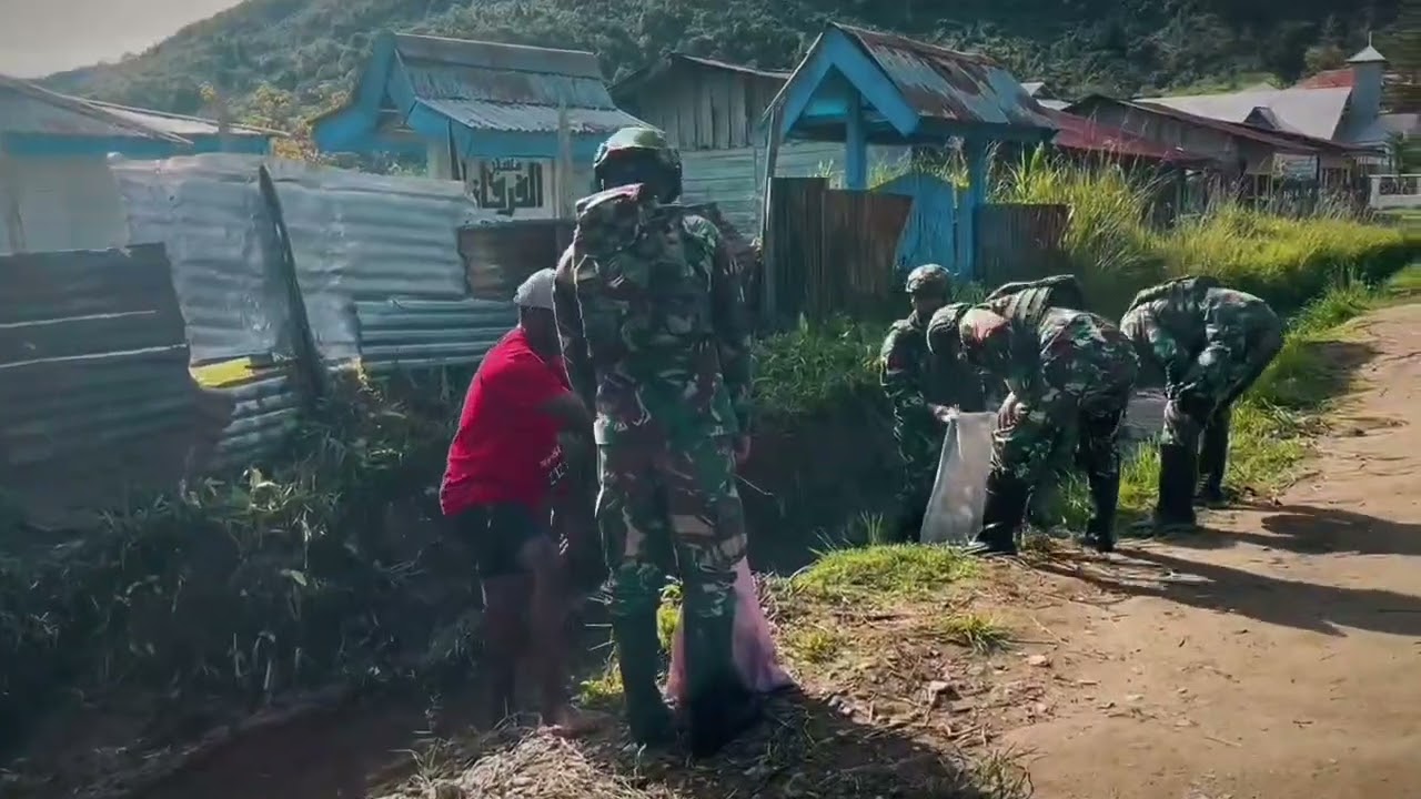KARYA BAKTI TNI :  KOLABORASI POS OBANO BERSAMA MASYARAKAT BENAHI INFRASTRUKTUR SUNGAI DI PAPUA