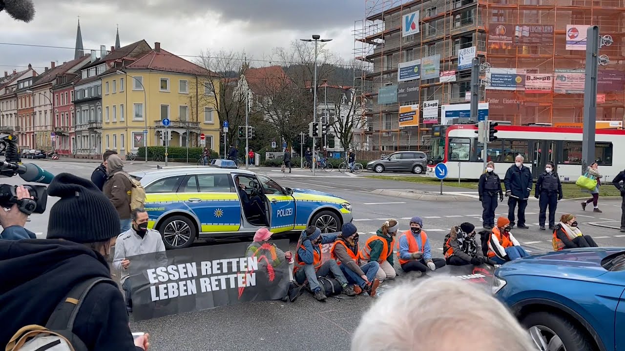 Umweltaktivisten blockieren die B31 an der Kronenbr&uuml;cke