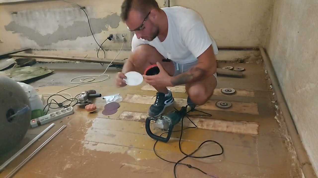 Jak odrestaurować starą podłogę? Jak usunąć farbę z wiekowych desek? Szlifowanie starego parkietu