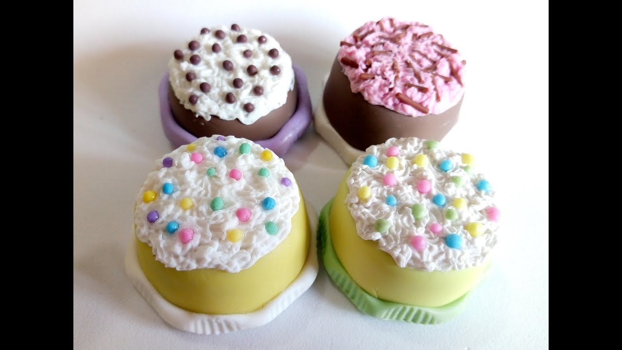 Mini bolo em biscuit com pratinho embutido