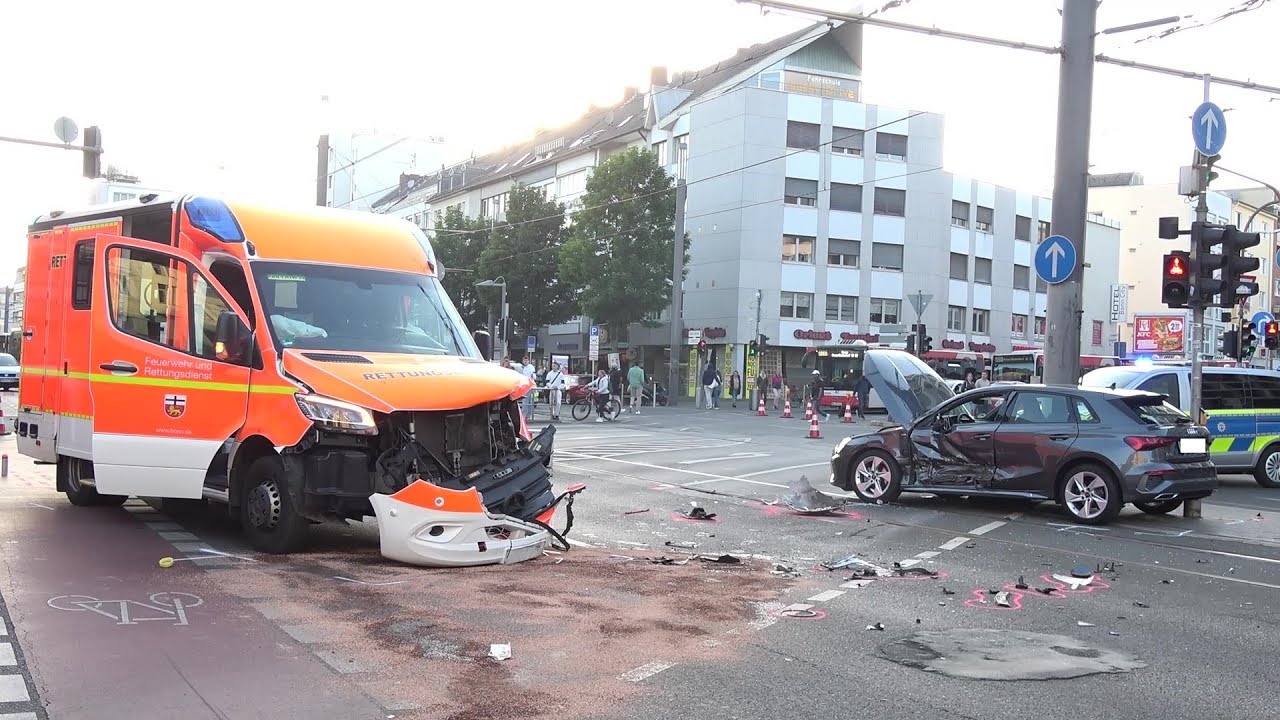 Rettungswagen auf Alarmfahrt kollidiert mit PKW - 3 Verletzte am Bonner Suttner-Platz am 23.05.25