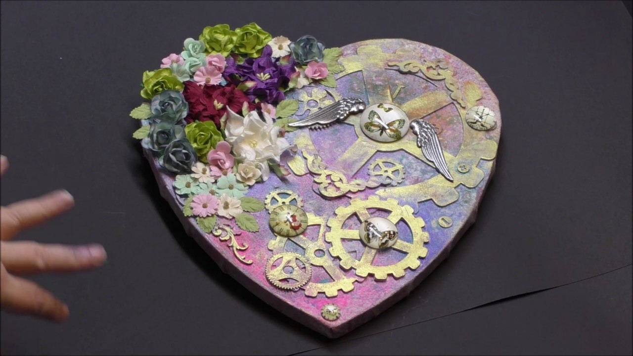 Mixed Media Herz mit Blumen und Zahnrädern
