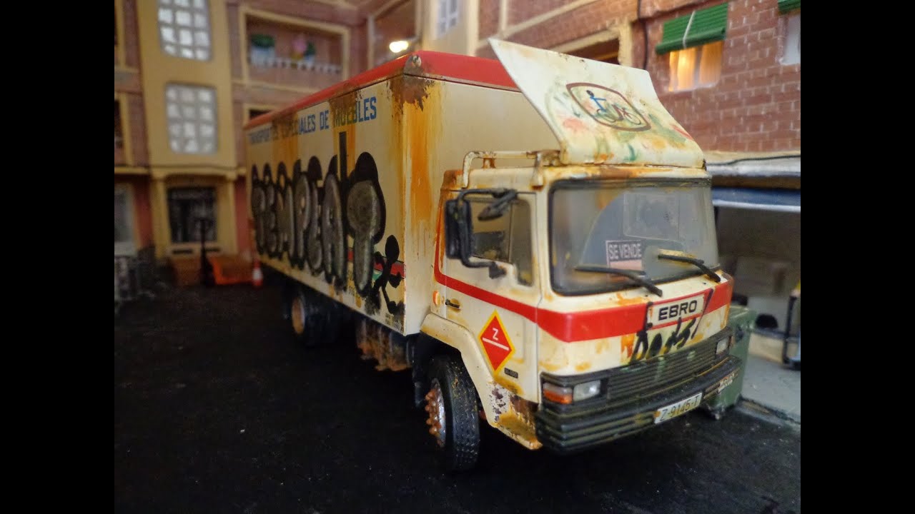 Miniatura camión Ebro M100 Negredo escala 1/43 modificado sucio, óxido, abandonado y con graffitis.