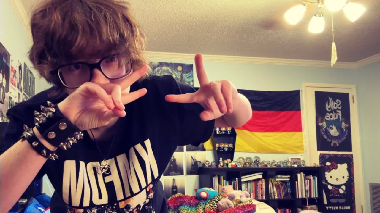 giving y’all a tour of my bedroom ✌️