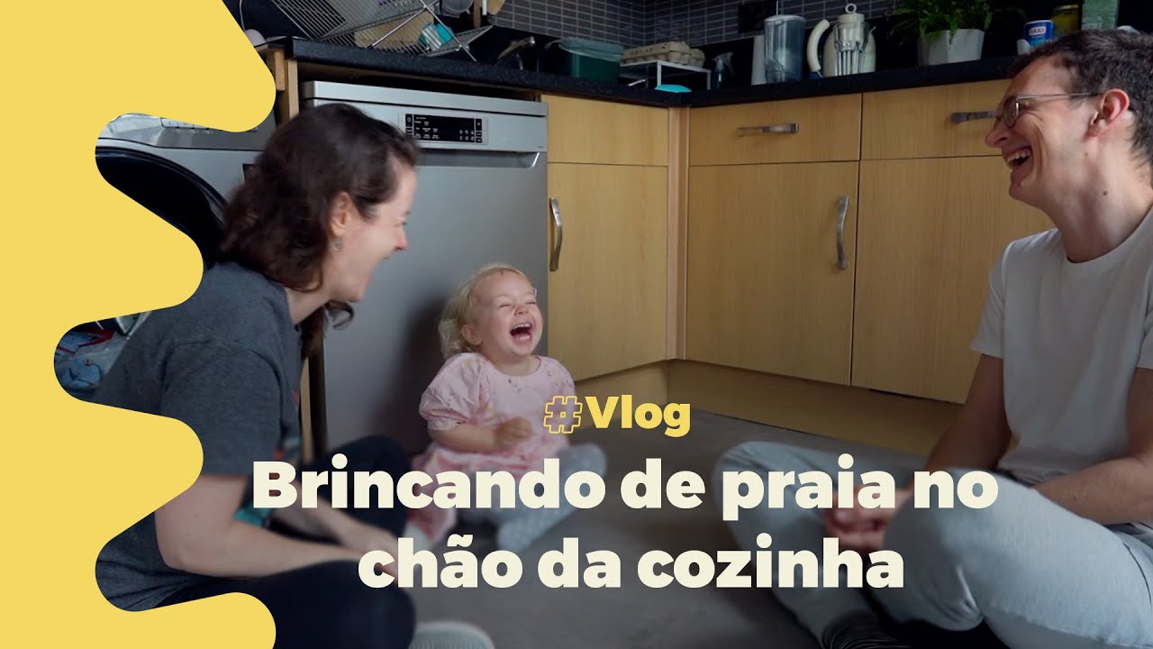 Brincando de praia no chão da cozinha
