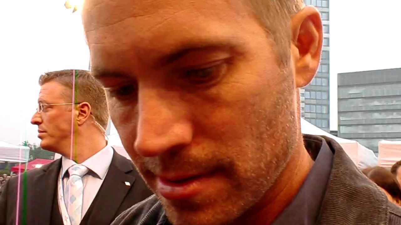 Paul Walker auf den roten Teppich von der FAST FIVE Premiere in Köln-Germany!  Paul speak with me!