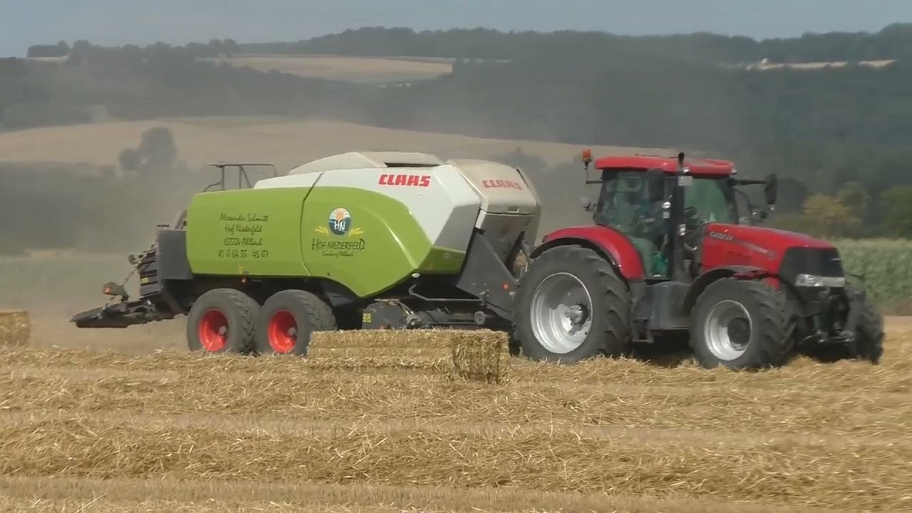 Ernte 2019 Strohpressen mit CASE IHC CLAAS Quadrant 3300FC Gro&szlig;packenpresse beim Weizenstroh Pressen